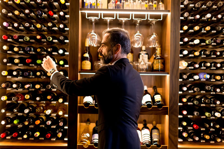 uomo che scegli il vino